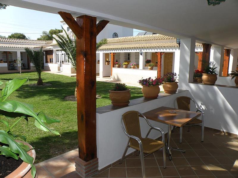 Hostal Las Acacias Los Canos De Meca Exterior foto